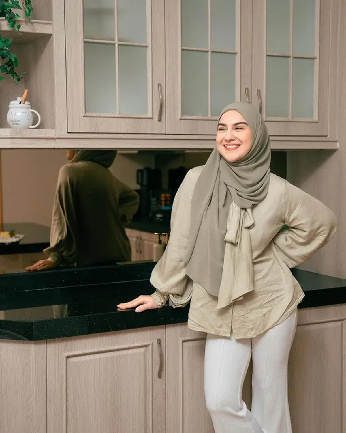 7 Model dan Bahan Hijab Ideal untuk Wanita Karier Usia 30-an, Tampil Stylish dan Nyaman Sepanjang Hari