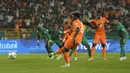 Senegal kalah dramatis oleh Pantai Gading melalui babak adu penalti setelah skor 1-1 tak berubah hingga babak 2x15 menit. Kegagalan tendangan Moussa Niakhate menjadi nasib pahit yang harus dialami oleh mereka. (AP Photo/Themba Hadebe)