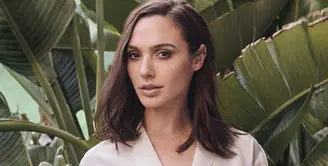 Aktris cantik Gal Gadot kembali tersiarkan sejak karakter ‘Wonder Woman’ yang diperankannya belum lama ini. Bukan lagi soal karier, kali ini Gal Gadot dibicarakan soal kehidupannya yang ingin punya anak lagi. (Instagram/gal_gadot)