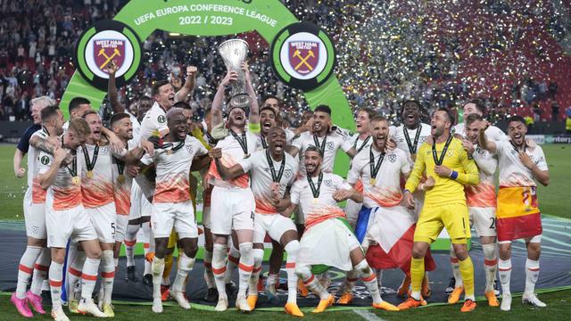 Foto: Pesta Pora West Ham United Setelah Menjadi Juara UEFA Europa Conference League