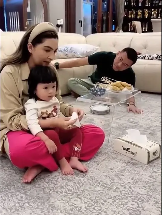 Unggahan tersebut kerap membuat netizen tertawa. "Summmpaah ngakak...liat kakek nenek berdua rebutan cucu...lucuuuuu," tulis @sitirani2100. "Makin diulang makin kocak eh.kakeknya sdh kayak terompet manggil2 malah dicuekin," tulis @rossarossita2707. "Wkwkwkwk ya Allah kakek neneknya saking cinta ma cucunya rela berantem demi amena gemesin bngtt," tulis @user-yd5yt3hc8o. 
 [Youtube/@AttaAurel_]