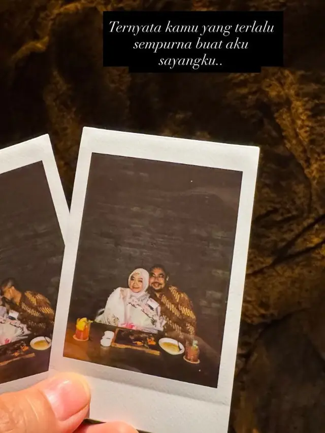 foto polaroid Ayu Dyah dan Suami