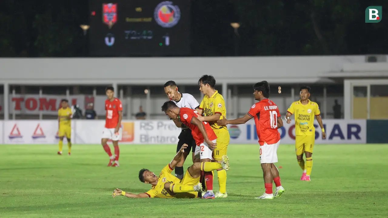 Foto: Perjuangan Keras Pemain Malut United saat Menolak Kalah dari Semen Padang di Liga 2