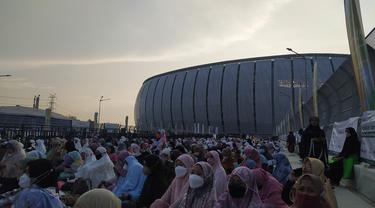 Masyarakat melaksanakan salat Idul Fitri 1443 Hijiriah di Jakarta International Stadium (JIS), Senin (2/5/2022) pagi (Liputan6.com/Ika Defianti)