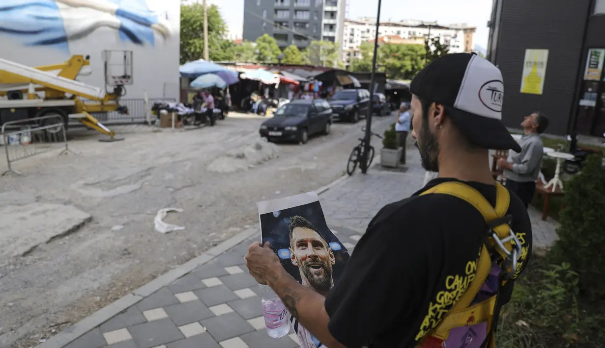 Mural berukuran 25x10 meter yang menampilkan Messi berjanggut dan tersenyum, mengenakan jersey tim nasional Argentina berwarna putih-biru dengan nomor punggung 10, akan menutupi sebagian bangunan di persimpangan jalan dekat rumah sakit utama ibu kota. (AP Photo/Llazar Semini)