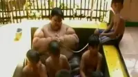 VIDEO: Arya Bocah Obesitas Hanya Kenakan Sarung Sepanjang Hari