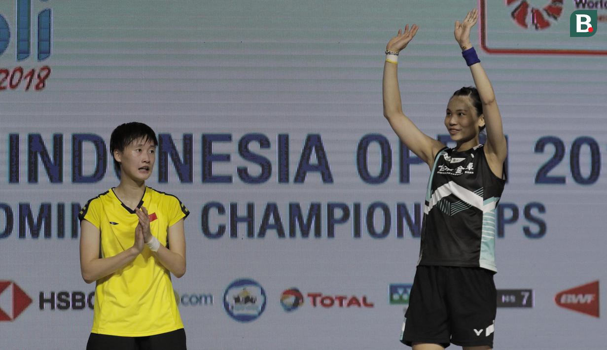 Pebulutangkis Taiwan, Tai Tzu Ying, melakukan selebrasi usai mengalahkan wakil Cina, Chen Yufei, pada final Indonesia Open 2018 di Istora Senayan, Jakarta, (8/6/2018). Tai Tzu Ying menang 21-23 21-15 21-9. (Bola.com/M Iqbal Ichsan)