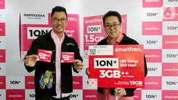Deputy CEO Smartfren, Djoko Tata Ibrahim (kiri) dan Chief Brand Officer Smartfren, Roberto Saputra, menunjukkan kartu perdana 10N+ di Galeri Smartfren, Jakarta, Selasa (17/3/2020). Kartu 10N+ yang memiliki masa aktif 365 hari memberikan bonus kuota mingguan hingga 13GB. (Liputan6.com/Fery Pradolo)