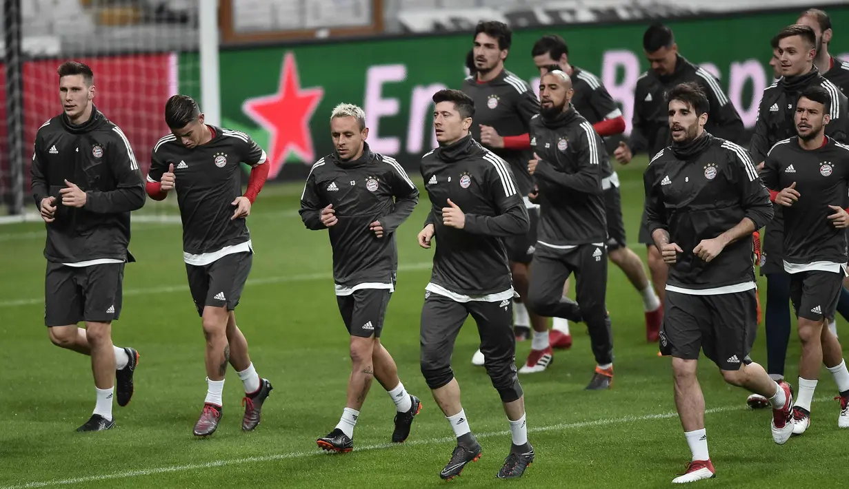 Para pemain Bayern Munchen melakukan pemanasan saat sesi latihan di Stadion Vodafone Park di Istanbul (13/3). Munchen akan bertanding melawan Besiktas pada leg kedua babak 16 besar Liga Champions. (AFP Photo/Ozan Kose)