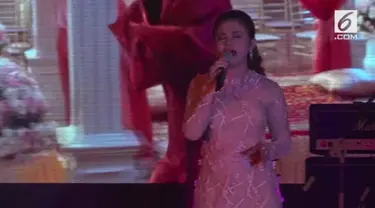 Pada gala premier Ayat Ayat Cinta 2, Rossa menyanyikan lagu Bulan di Kekang Malam yang merupakan lagu tema dari film tersebut.