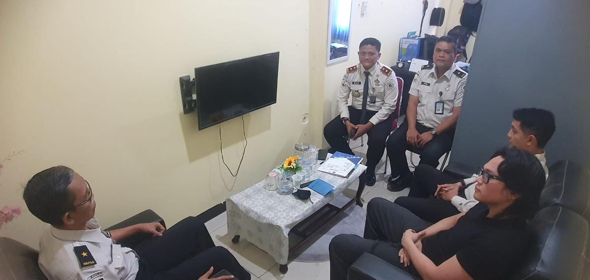Indra kenz dijebloskan ke lapas tangerang. (merdeka.com/azzura galexia).