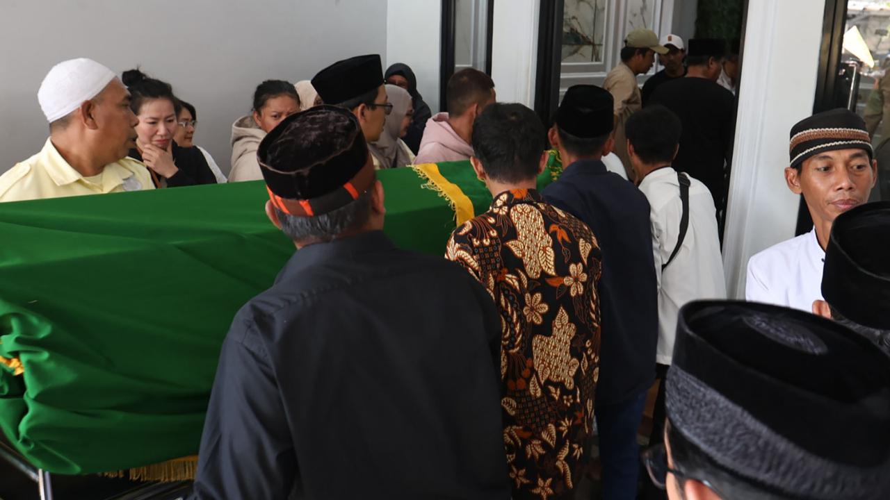 FOTO: Air Mata Iringi Kepergian Mpok Alpa, Komedian yang Tetap Ceria Meski Sakit