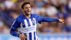 Pemain Brighton, Adam Lallana, memiliki umur 35 tahun 3 bulan. Di musim kompetisi 2023/2024, Lallana baru diberikan kepercayaan satu kali bermain dari bangku cadangan saat Brighton dikalahkan West Ham 1-3 pada pekan ke-3 Premier League 2023/2024, Sabtu (27/8/2023). (AFP/Getty Images/Tim Nwachukwu)