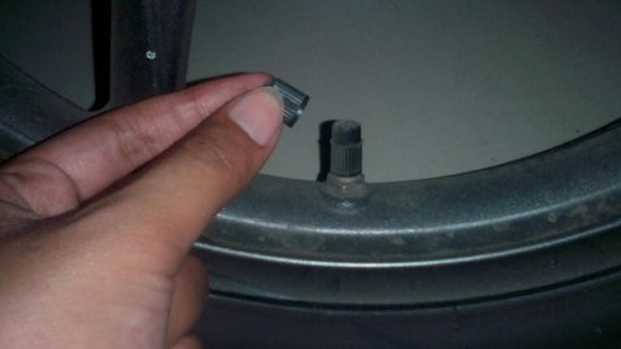 Jangan sepelekan, ini pentingnya tutup pentil ban!