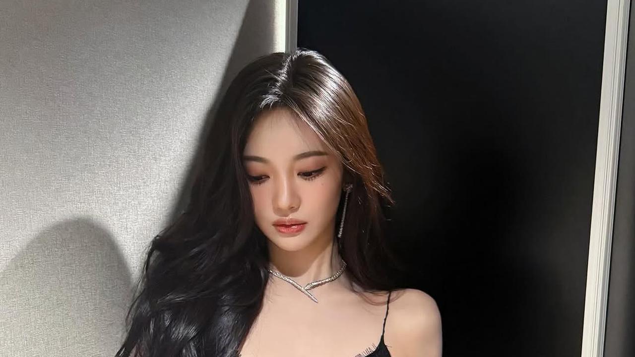 5 Potret Terbaru Ningning aespa yang Tampil Cantik Maksimal dengan Dress Hitam, Banjir Pujian