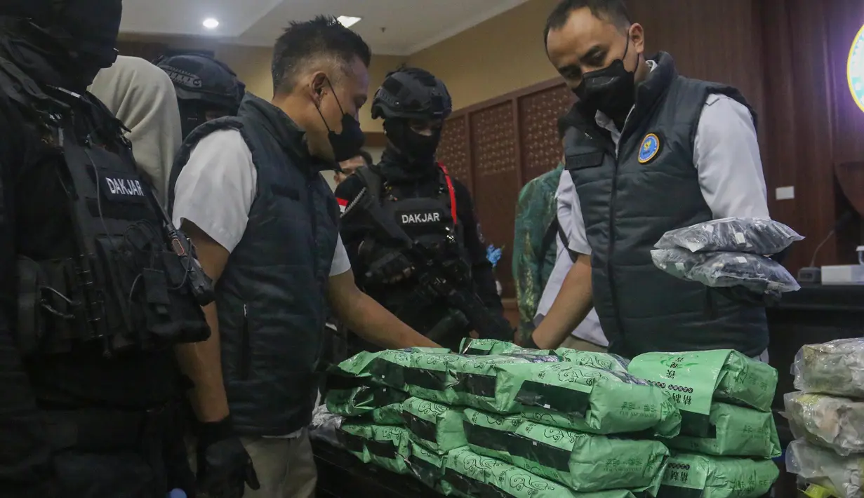 Petugas Badan Narkotika Nasional (BNN) menunjukkan barang bukti narkotika saat pengungkapan hasil Operasi Saber Bersinar 2026 di Kantor BNN RI, Jakarta, Selasa (19/05/2026). (merdeka.com/Arie Basuki)