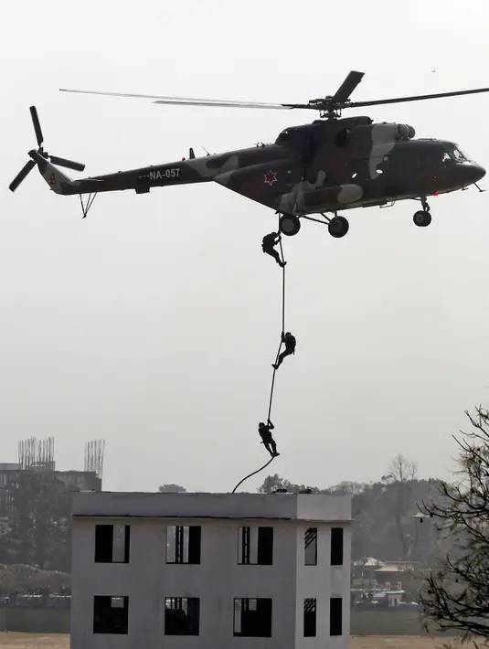 Sejumlah tentara Nepal menunjukkan keterampilan penyelamatan dalam sesi latihan untuk rayakan Hari Tentara Nepal di Tundhikhel di Kathmandu, Nepal (22/2). Setiap tahunnya, festival yang didedikasikan untuk Hindu Tuhan Shiva. (AP Photo/Niranjan Shrestha)