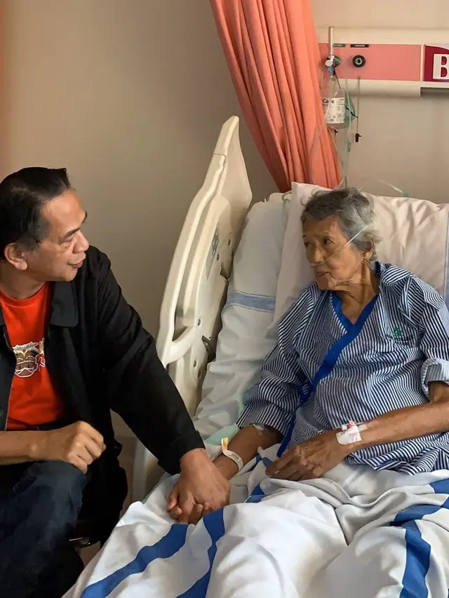Ade Irawan Dijenguk Ray Sahetapy