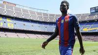 4. Samuel Umtiti, awal musim menjadi momen penting bagi karier bek Prancis ini di Barcelona. Cederanya Javier Mascherano, membuat mantan pemain Lyon tersebut jadi pilihan pertama dan berkesempatan menunjukan kemampuan terbaiknya. (AFP/Josep Lago)