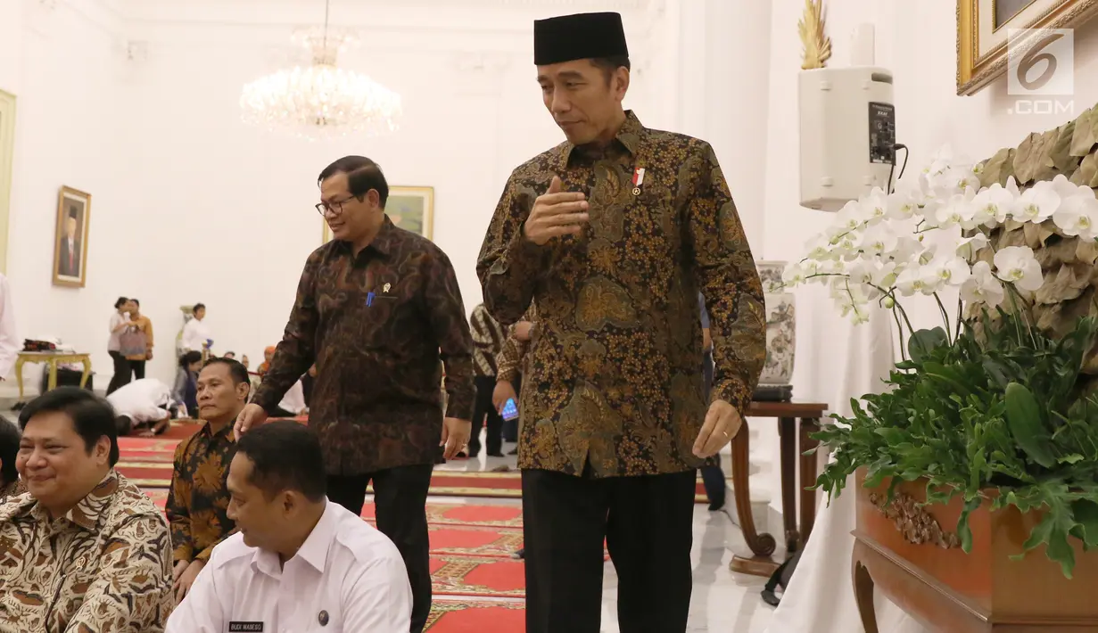 Presiden Joko Widodo bersiap mendengarkan ceramah oleh Ketua MUI Maruf Amin di Istana Bogor, Senin (29/5). Usai menjalankan rapat kabinet paripurna Presiden dan Wapres melakukan buka puasa bersma. (Liputan6.com/Angga Yuniar)
