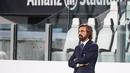 Pelatih Juventus, Andrea Pirlo, mengamati permainan anak asuhnya saat melawan Sampdoria pada laga Serie A di Stadion Allianz, Minggu (20/9/2020). Juventus menang dengan skor 3-0. (Marco Alpozzi/LaPresse via AP)