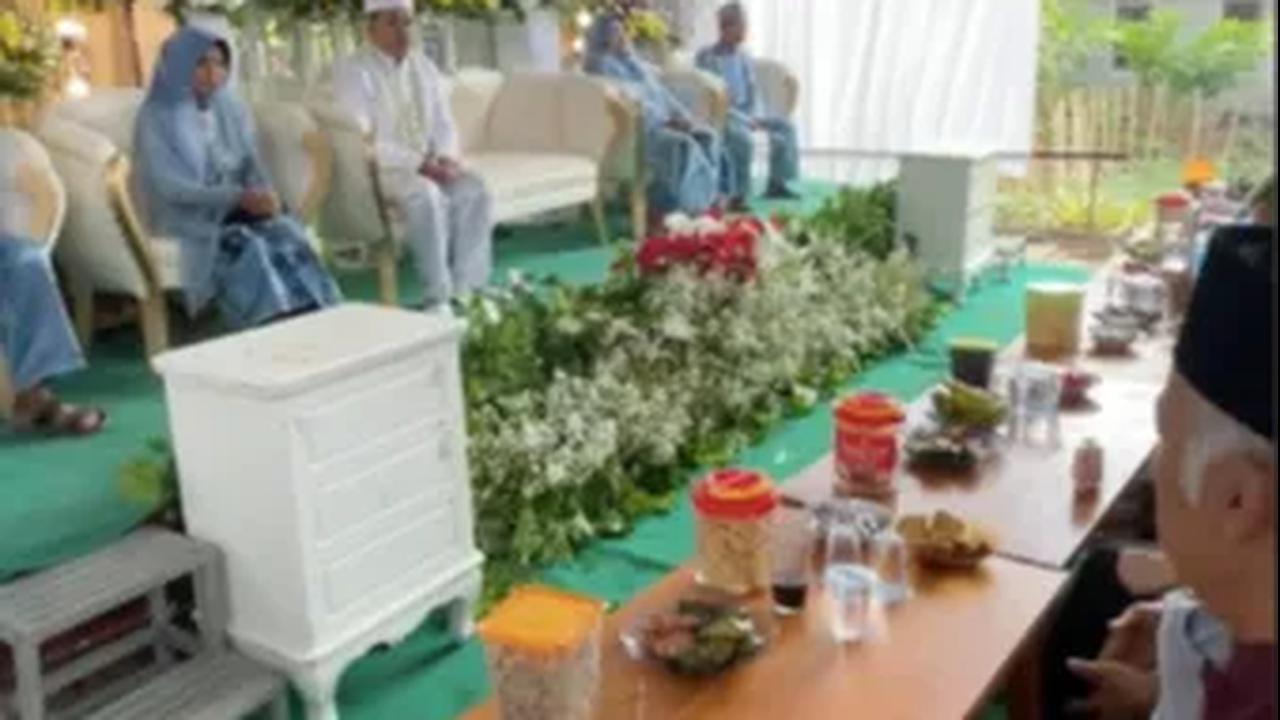 Tatanan Tempat Duduk Tamu dibuat Berjajar di Depan Pelaminan <br>