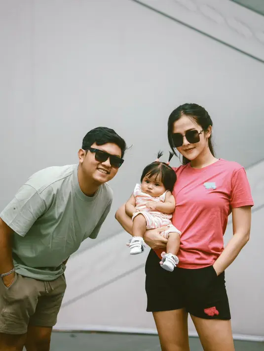 Seru menikmati momen liburan sambil konser ke Negeri Jiran, kini popularitas dari Denny Caknan memang kian meroket. Saat ini dirinya bisa disebut sebagai penyanyi lagu jawa yang sangat populer di kalangan anak muda. (Liputan6.com/IG/@denny_caknan)