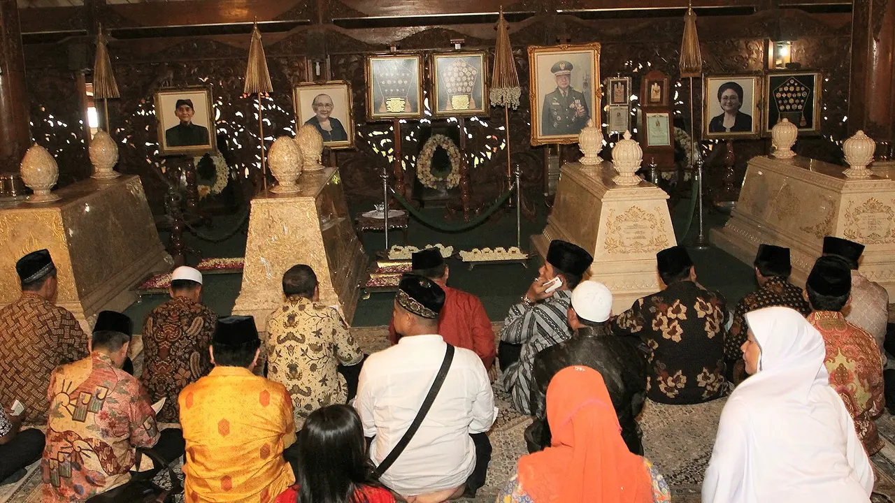 Peziarah Ramai-Ramai Nyekar ke Makam Soeharto