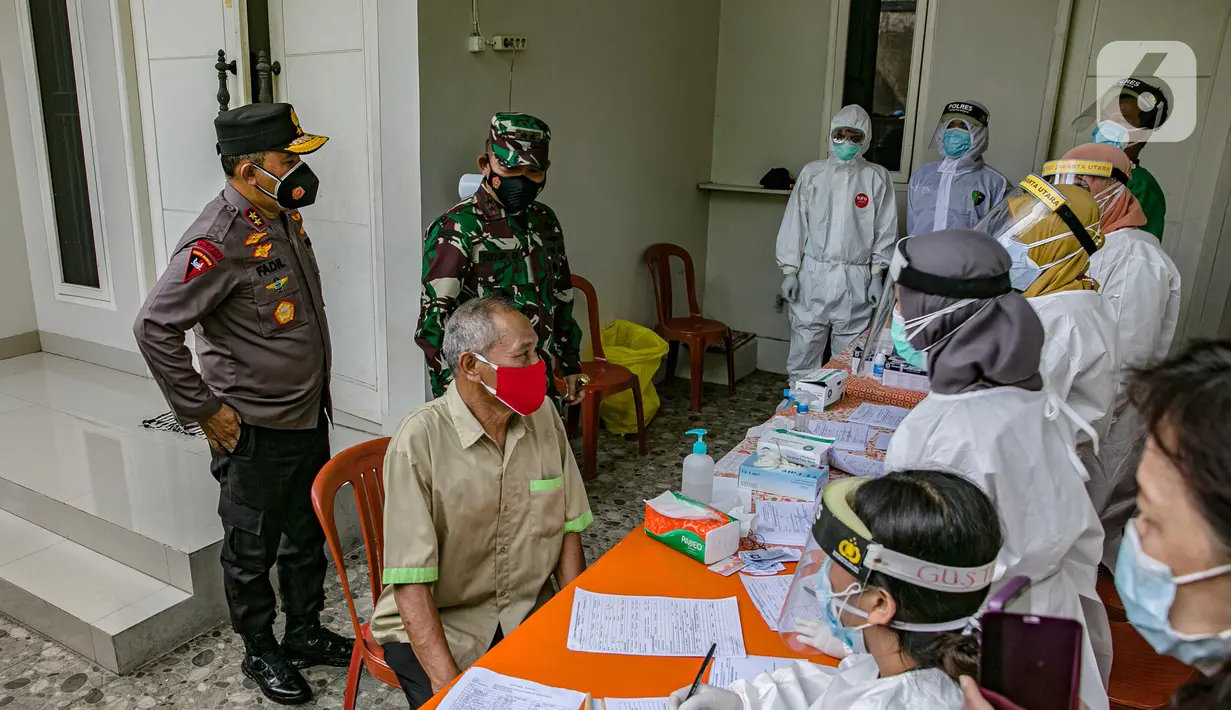 Kapolda Metro Jaya Irjen Pol Fadil Imran (kiri) bersama Pangdam Jaya Mayjen TNI Dudung Abdurrachman saat membagikan masker ke warga di Sunter Muara, Tanjung Priok, Jakarta, Selasa (9/2/2021). Kegiatan ini untuk menyadarkan masyarakat akan pentingnya penggunaan masker. (Liputan6.com/Faizal Fanani)