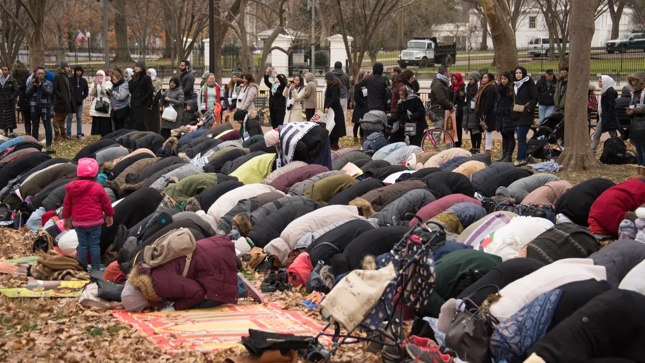 Warga Muslim AS Salat di Depan Gedung Putih