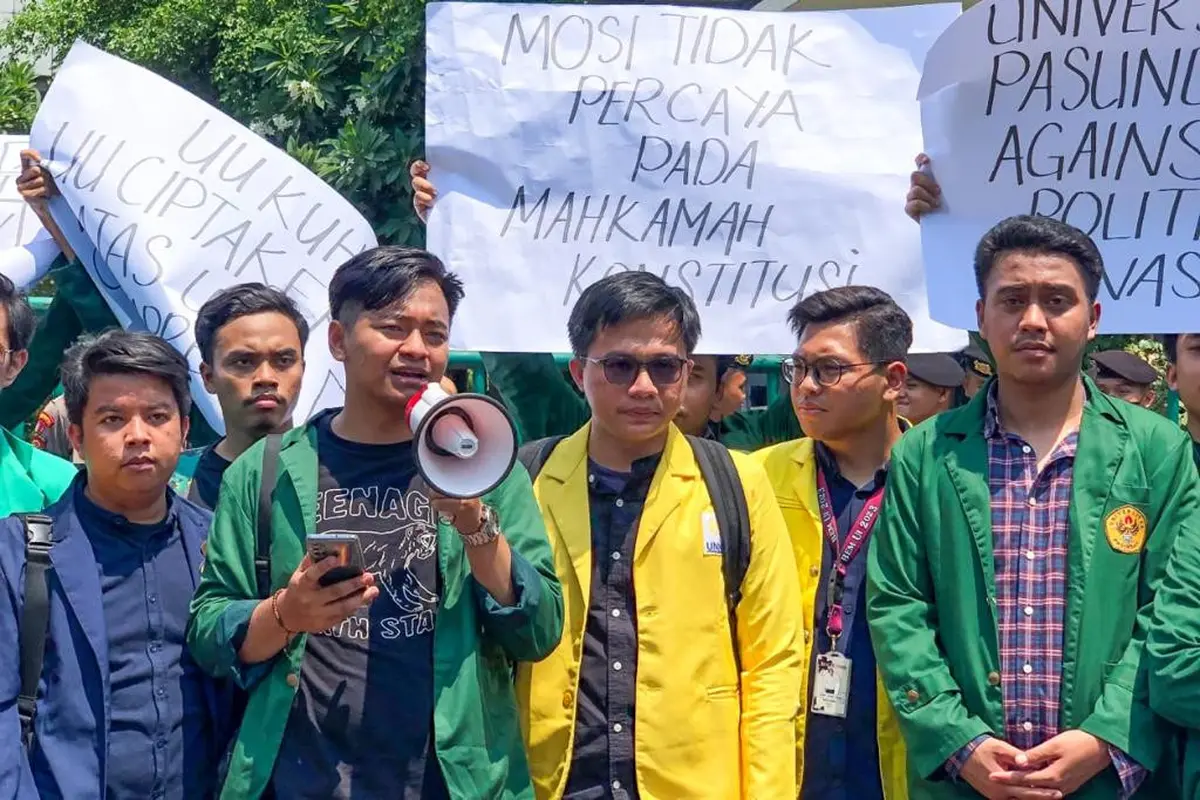 Badan Eksekutif Mahasiswa Seluruh Indonesia atau BEM SI Kerakyatan menggelar aksi unjuk rasa di kawasan Patung Kuda, Monas, Gambir, Jakarta Pusat, Senin (16/10) siang (Istimewa)