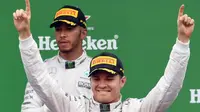 Ekspresi pebalap Mercedes, Nico Rosberg (depan), saat berselebrasi di podium seusai memenangi F1 GP Italia di Sirkuit Monza, Minggu (4/9/2016). (Daniel Dal Zennaro)