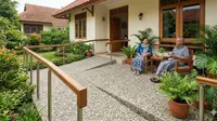 7 Model Teras Depan Rumah untuk Lansia agar Tidak Licin dan Tetap Mudah Dirawat
