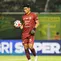 Aksi&nbsp;pemain PSIM Yogyakarta, Cahya Supriadi saat bertanding melawan Persebaya Surabaya&nbsp;pada BRI Super League 2025/2026 di Stadion Gelora Bung Tomo, Surabaya,&nbsp;Jumat (8/8/2025). (Bola.com/Abdul Aziz)&nbsp;