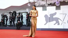 Zendaya berpose untuk fotografer setibanya di pemutaran perdana film 'Dune' selama Venice Film Festival ke-78 di Venesia, Italia, Jumat (3/9/2021). Aktris cantik ini mengenakan dress unik sewarna kulit koleksi brand Balmain. (Photo by Joel C Ryan/Invision/AP)