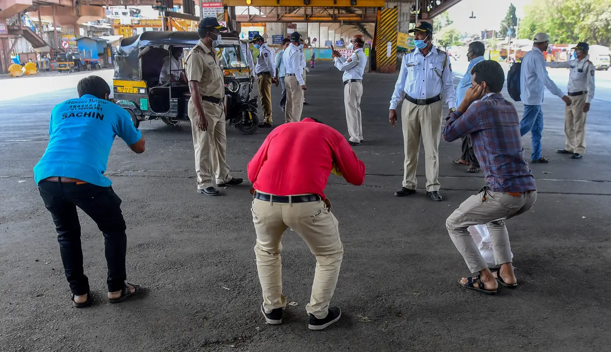 Polisi meminta warga untuk melakukan sit-up sebagai hukuman karena keluar rumah selama pemberlakukan penguncian wilayah (lockdown) di Mumbai, 31 Maret 2020. Pemerintah India menerapkan kebijakan karantina wilayah atau lockdown dalam memerangi Virus Corona COVID-19. (INDRANIL MUKHERJEE/AFP)