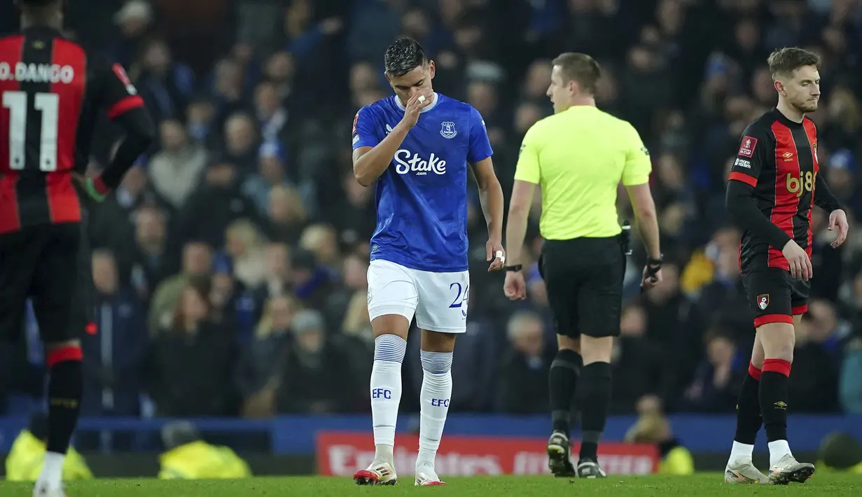 Ekspresi kecewa pemain Everton, Carlos Alcaraz setelah kalah dari Bournemouth dalam laga lanjutan Piala FA 2024/2025 di Goodison Park, Liverpool, Inggris, Minggu (09/02/2025) WIB. (AP Photo/PA/Peter Byrne)