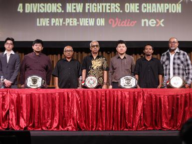 Head of Sports Business Emtek Group sekaligus CEO Nex, Hendy Lim (kelima kiri) bersama Ketua Interdisciplinary Combat Council (ICC), Suwardi (keenam kiri) foto bersama dalam usai memberikan keterangan terkait Nex Road To Champion di SCTV Tower, Selasa (7/4/2026). Indonesia kembali menghadirkan terobosan baru di dunia combat sport melalui NEX Road to Champion.
