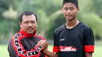 Bambang Drajad (kiri), pelatih Septian Satria Bagaskara sejak usia dini di SSB Triple S Kota Kediri ingin mantan anak didiknya itu berkontribusi untuk Timnas Indonesia pada Kualifikasi Piala Dunia 2026. (Bola.com/Gatot Sumitro)