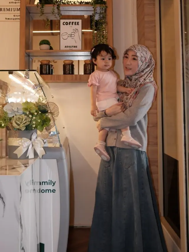 Potret Larissa Chou Menawan dengan Hijab Motif