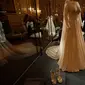 Gaun malam pernikahan Putri Eugenie rancangan Zac Posen ditampilkan selama pratinjau media di Kastil Windsor, London, Kamis (28/2). Gaun itu akan dipajang sebagai bagian dari pameran yang berlangsung dari 1 Maret hingga 22 April 2019. (AP/Matt Dunham)