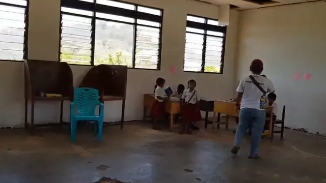 Sekolah tidak memiliki bangku serta guru