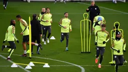 Para pemain Manchester City berlatih jelang menghadapi Shakhtar Donetsk pada pertandingan Grup C Liga Champions di City Football Academy, Manchester, Inggris, Senin (25/11/2019). Manchester City mengincar kemenangan agar bisa menyegel satu tempat di babak 16 besar Liga Champions. (Paul ELLIS/AFP)