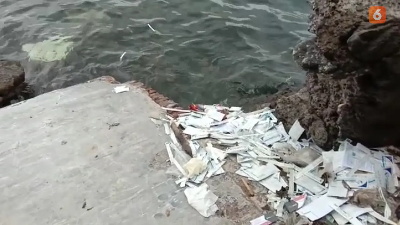 Sampah Bungkus Rapid Test Antigen  Berserakan di Pinggir Laut Selat Bali. (Hermawan Arifianto/Liputan6.com)