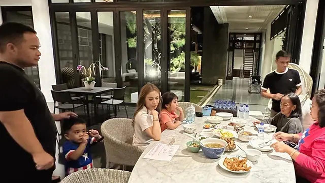 Beda Alasan Momo Geisha dan Nikita Willy Soal Pakai Jasa Chef Pribadi