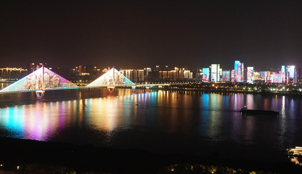 Pertunjukan cahaya di Wuhan, Provinsi Hubei, China tengah (14/4/2020). Pertunjukan cahaya bertema "perjuangan melawan COVID-19" digelar setiap malam di Wuhan baru-baru ini. (Xinhua/Wang Yuguo)