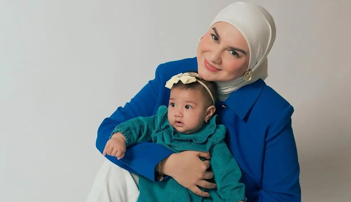 Irish Bella sempat menamai putrinya dengan Asma Puti Sabai Akbar. Nama yang diberikan tak lama setelah kelahiran anak keduanya. Namun selang beberapa bulan, Irish dan Ammar Zoni justru memutuskan mengganti nama anak mereka menjadi Amala Puti Sabai Akbar. (Liputan6.com/IG/@_irishbella_)