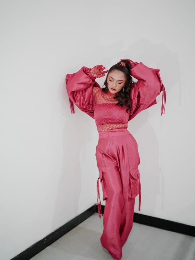 Turun Berat Badan 10 Kg, Ini 6 Potret Siti Badriah Pasca Setahun Melahirkan