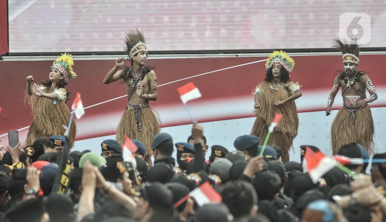 Tarian tradisional memeriahkan rangkaian pawai bendera Merah Putih raksasa di kawasan Bundaran HI, Jakarta Pusat, Minggu (28/8/2022). Sebanyak 50.000 orang membentangkan bendera merah putih sepanjang 1.700 meter dari kawasan Monas hingga Bundaran HI yang merupakan rangkaian dalam memperingati Hari Kemerdekaan Indonesia dengan tema 'Pulih Lebih Cepat, Bangkit Lebih Kuat. (merdeka.com/Iqbal S Nugroho)