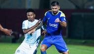 Aksi pemain Arema FC, Julian Guevara. Arema menang meyakinkan di pekan 33 BRI Super League. Mereka menekuk tuan rumah PSBS Biak di Stadion Sultan Agung, Bantul, Jumat (15/5/2026). (Doc Arema)